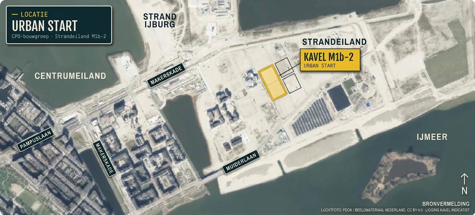 Luchtfoto van IJburg met kavel M1b-2 geel gemarkeerd op Strandeiland, tussen de Makerskade en het IJmeer, met Centrumeiland en Strand IJburg ernaast